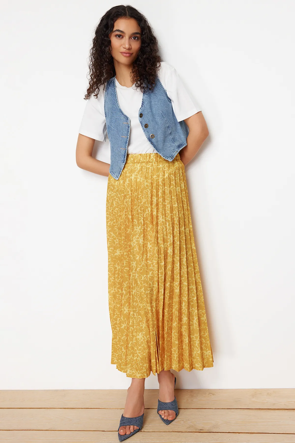 Trendyol Modest  Senffarbener, floral gemusterter, plissierter, gewebter Rock mit elastischem Bund TCTSS23EE00018
