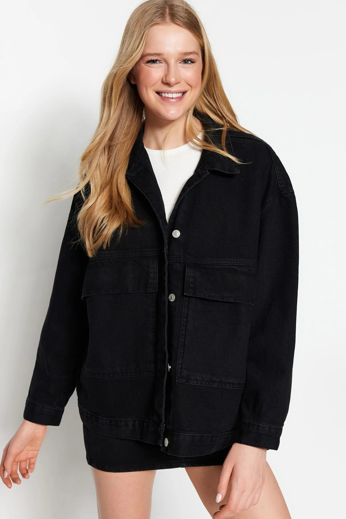 Trendyol Collection  Schwarze Oversize-Jeansjacke mit Taschendetail TWOSS23CE00021