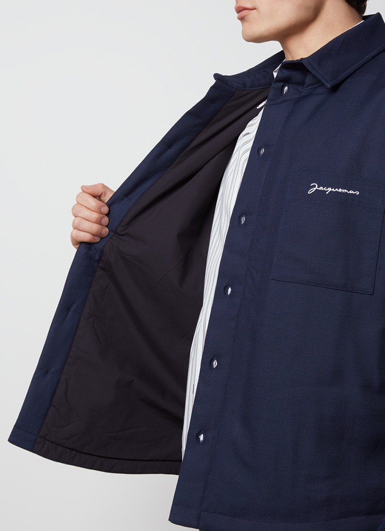 Sobretudo Jacquemus Boulanger com bolso no peito e bordado do logotipo.