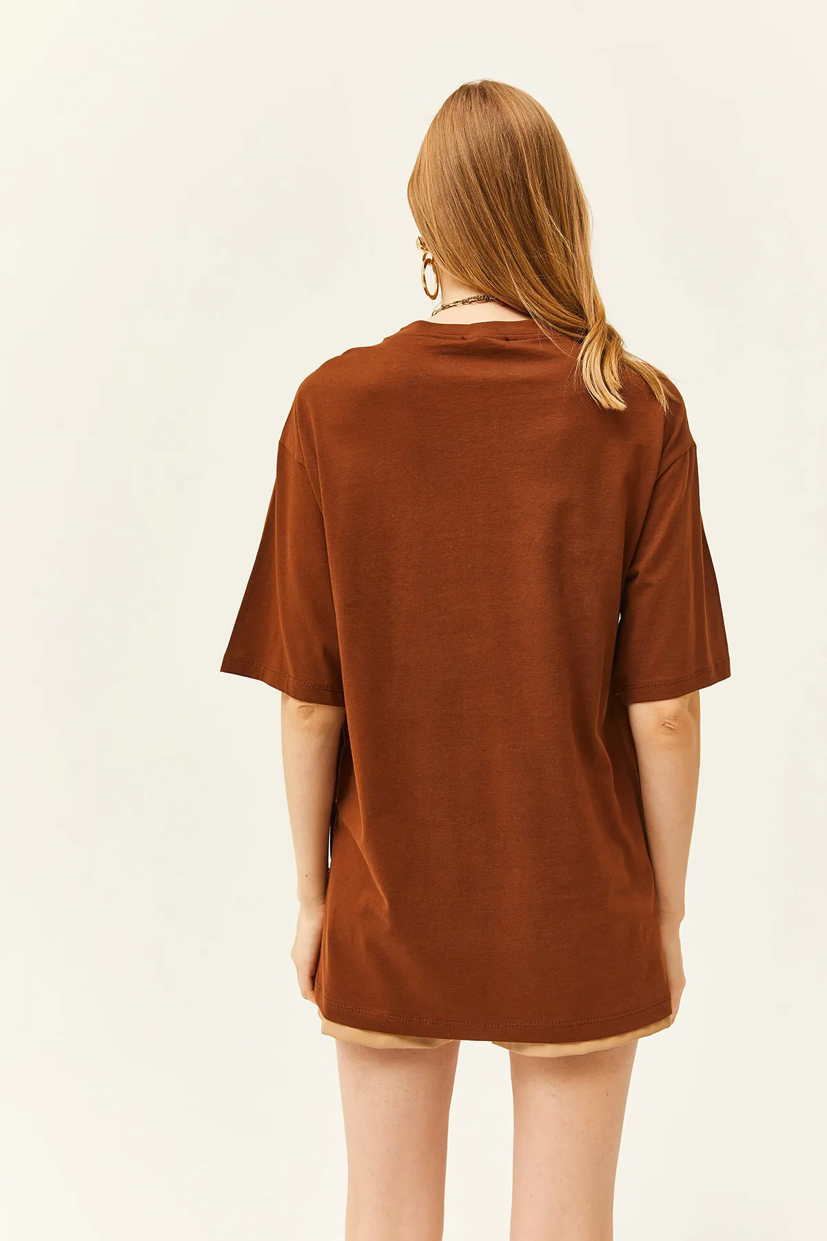 Olalook  Braunes, seitlich geknöpftes Damen-T-Shirt aus Baumwolle TSH-19000762