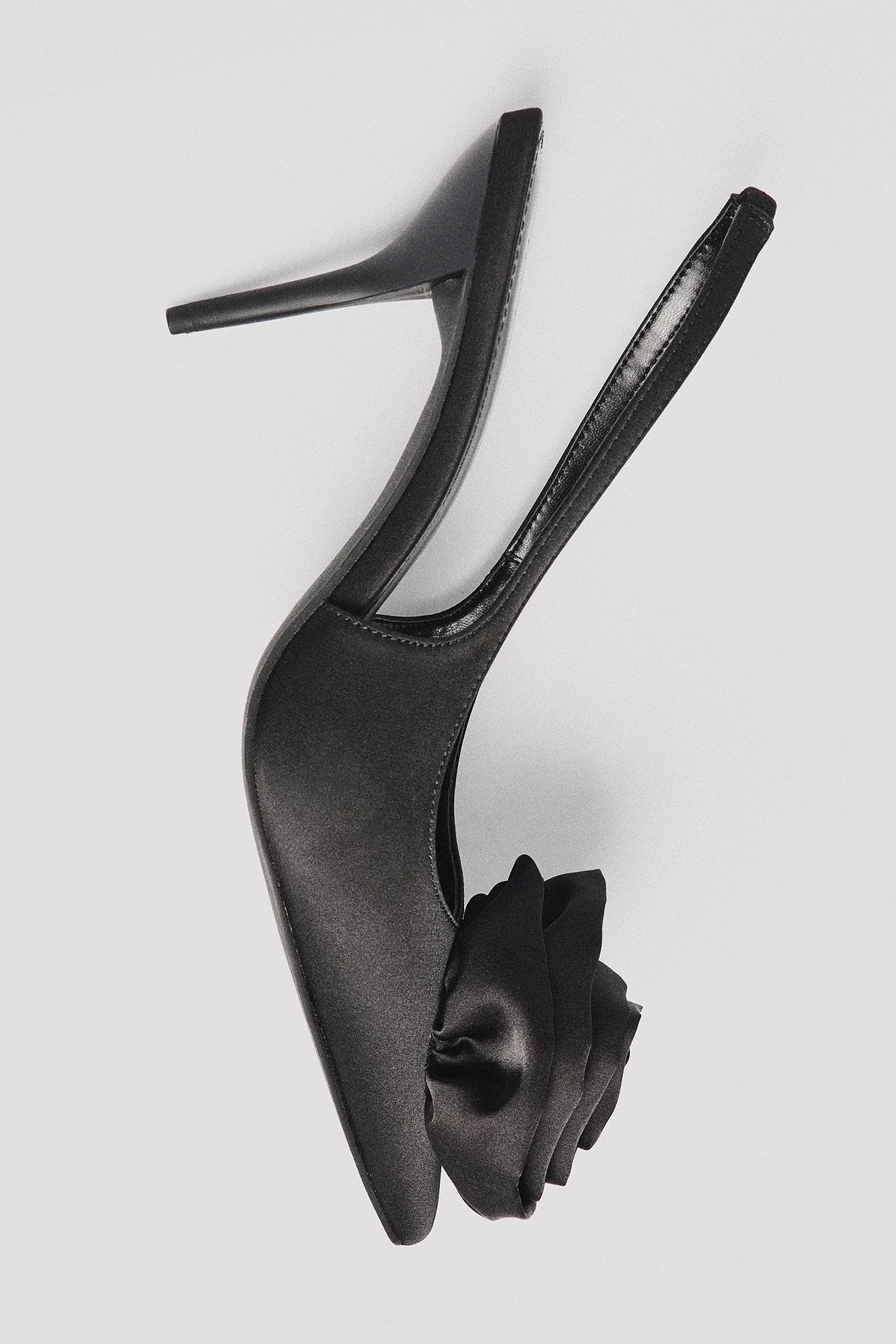 Pumps mit spitzer Zehe und Rosen-Print