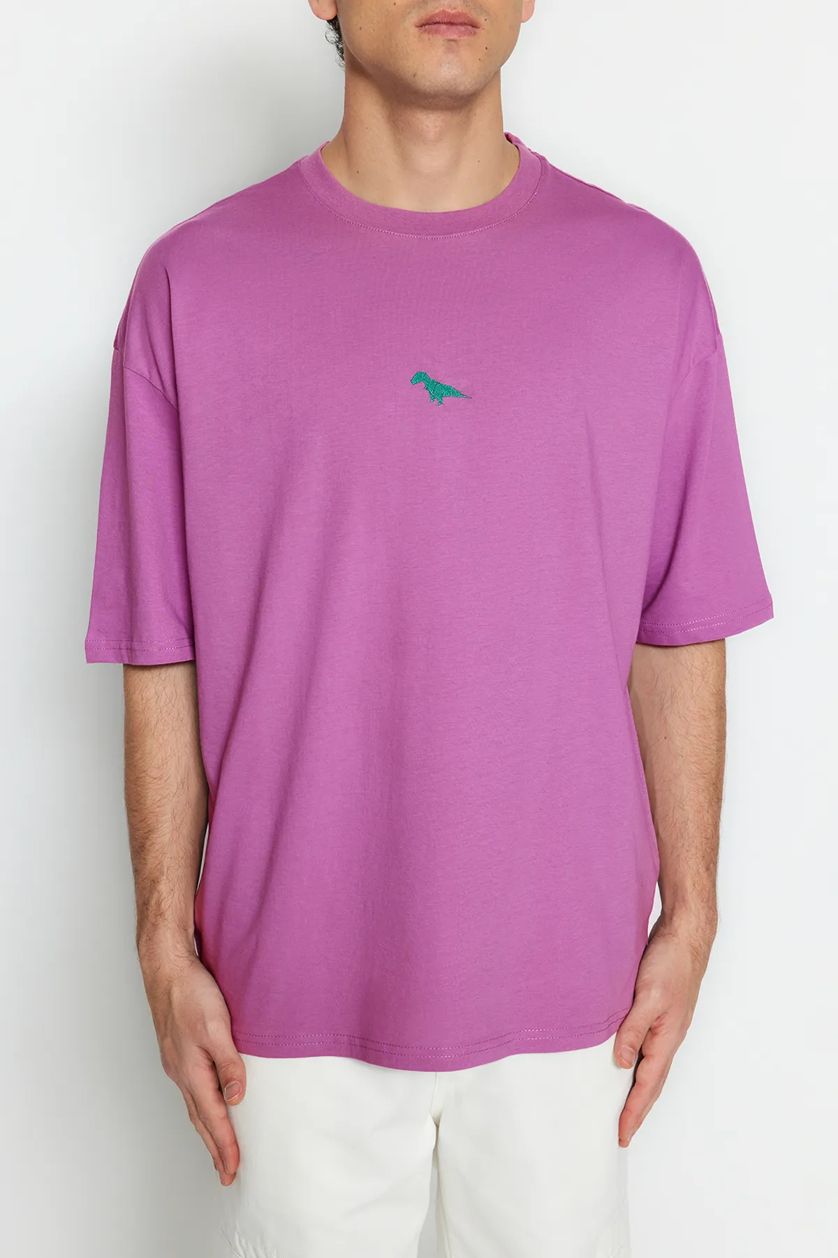 Trendyol Collection  Pflaumenfarbenes, übergroßes/weit geschnittenes T-Shirt mit Dinosaurier-Stickerei, kurzärmlig, 100 % Baumwolle TMNSS23TS00243