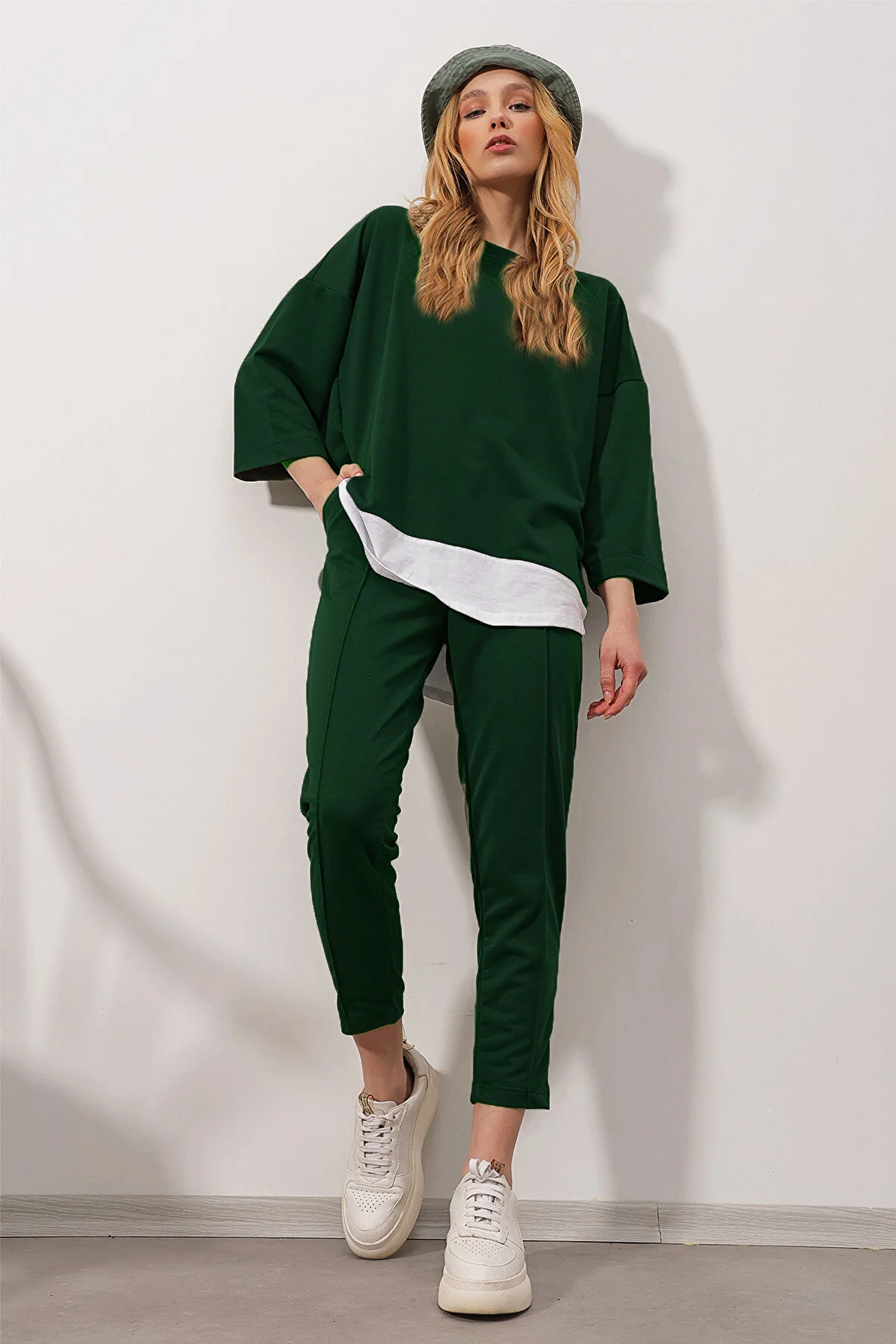 Trend Alaçatı Stili  Smaragdgrüner Damenanzug mit farbiger Bluse mit Rundhalsausschnitt und gerippten Nähten und Doppeltaschen ALC-X8175
