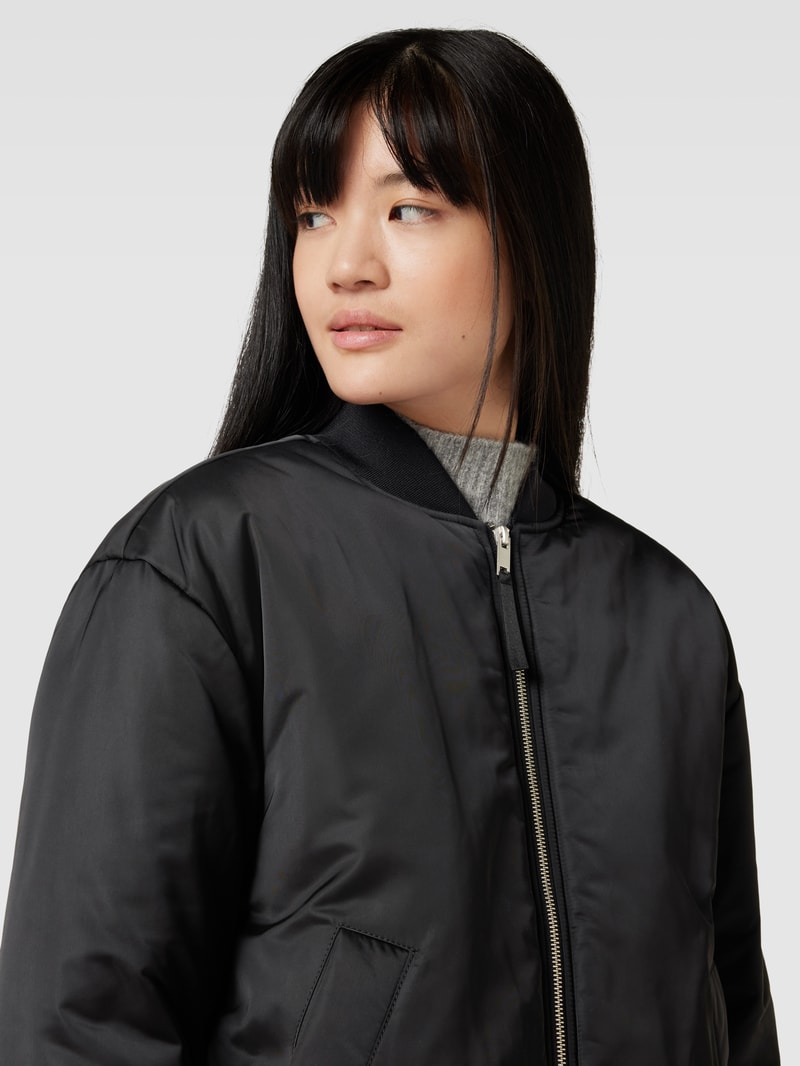 Bomberjacke in Satin-Optik in schwarz