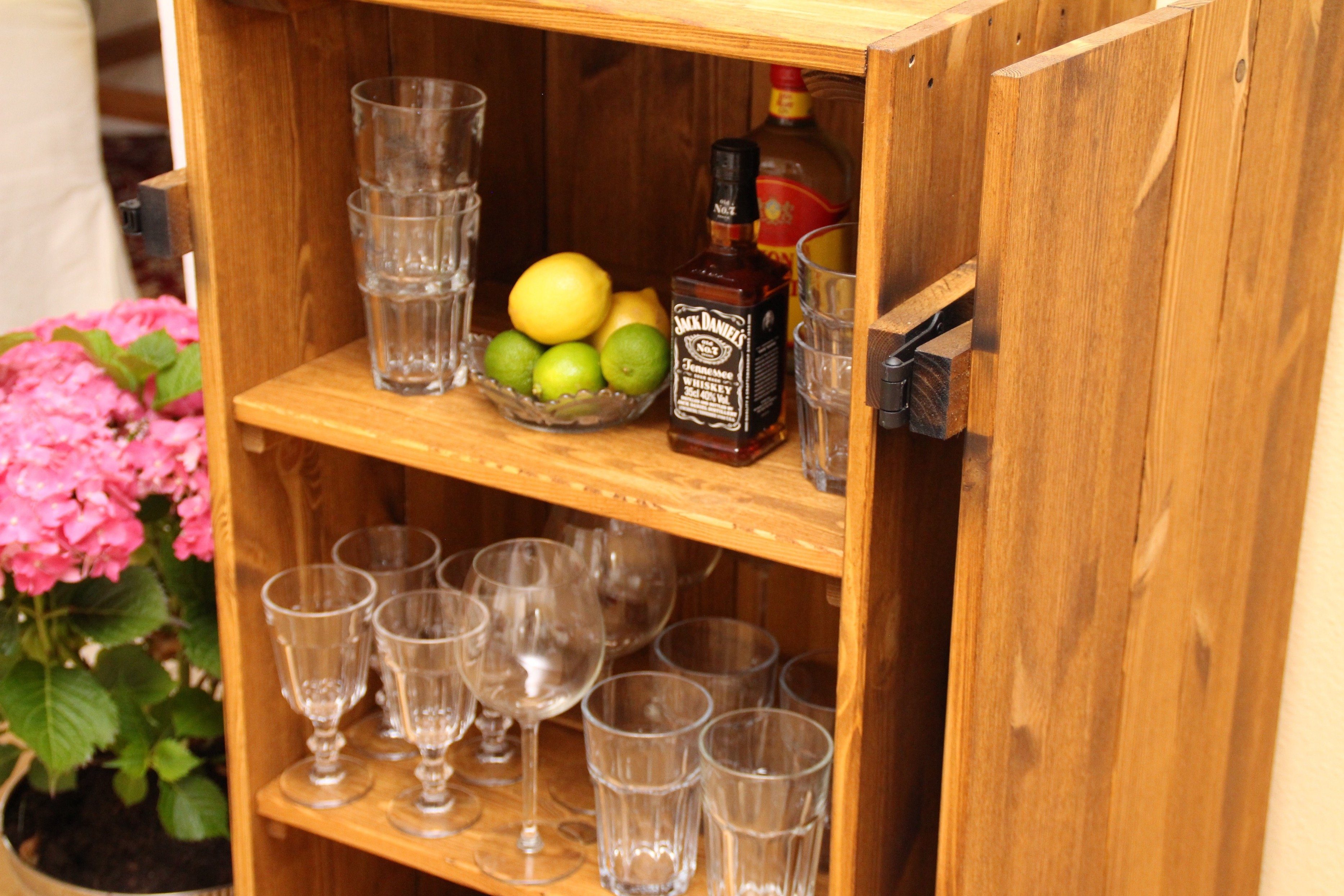 Uncle Joe´s Barschrank im stylishen Truhen-Design