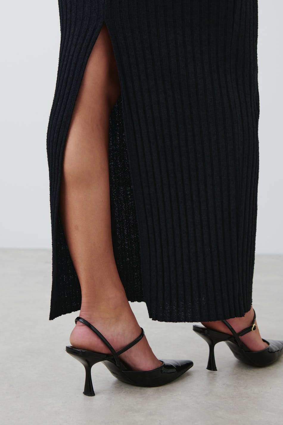 Rib slit skirt