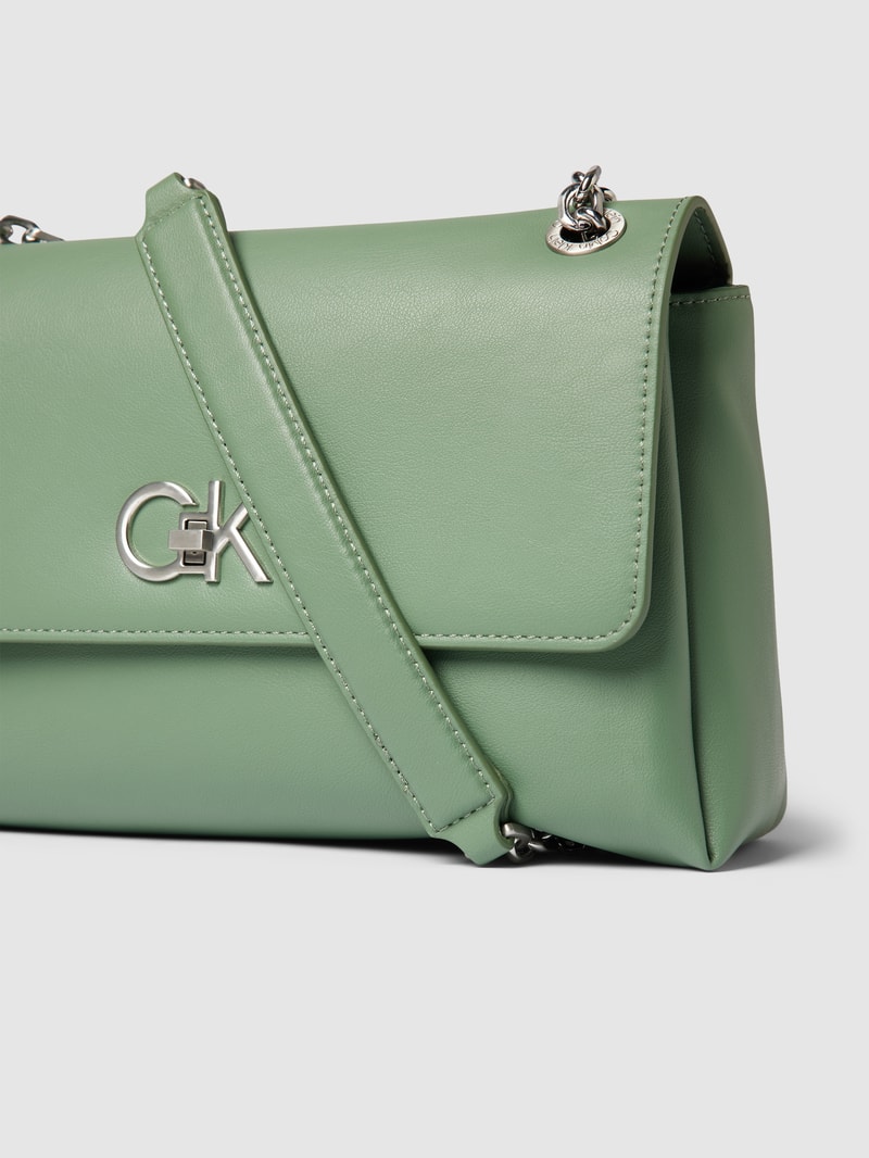 Schultertasche mit Label-Applikation in schilf