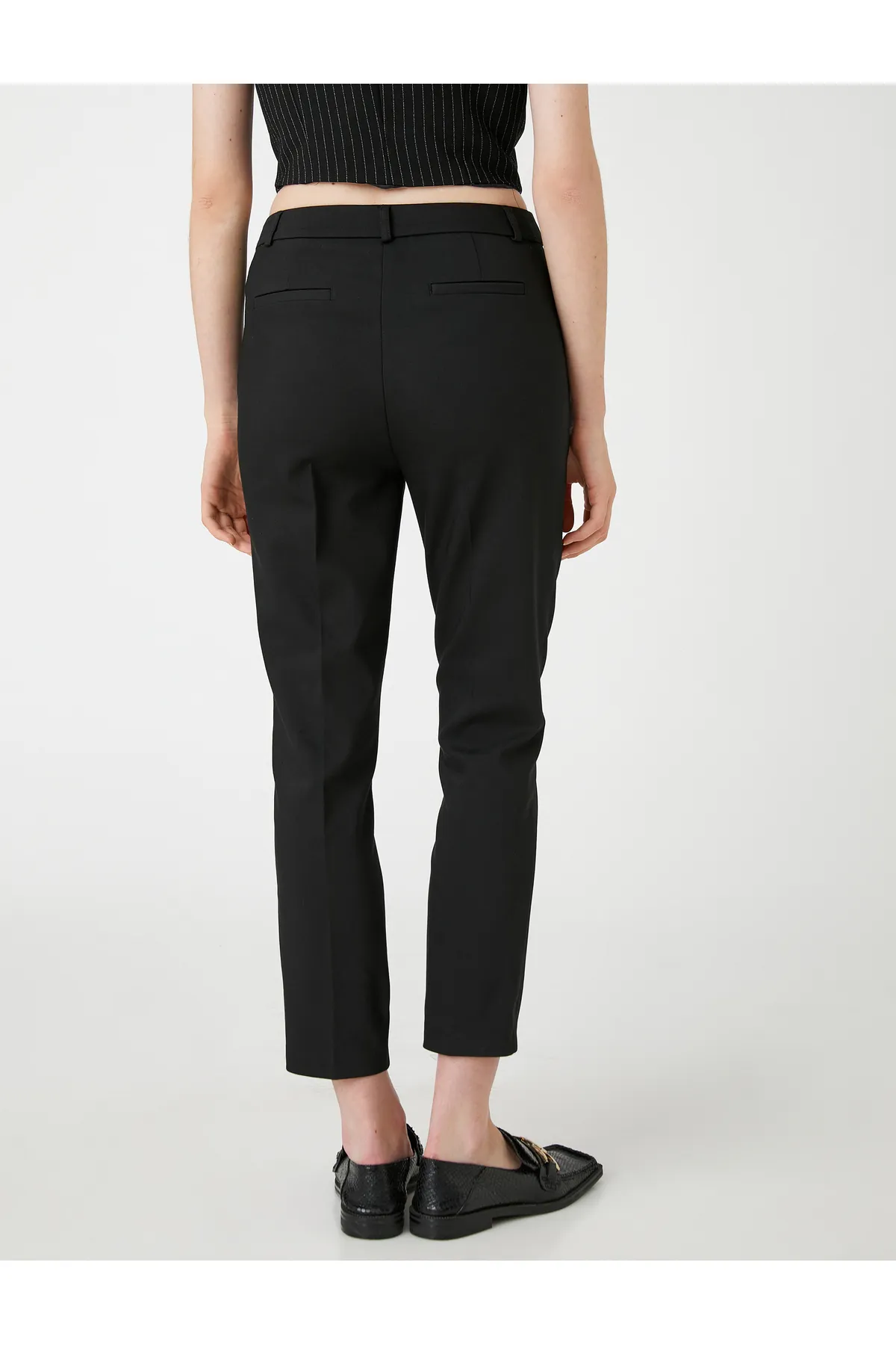 Koton  Kurz geschnittene Zigarettenhose mit normaler Taille und Taschen