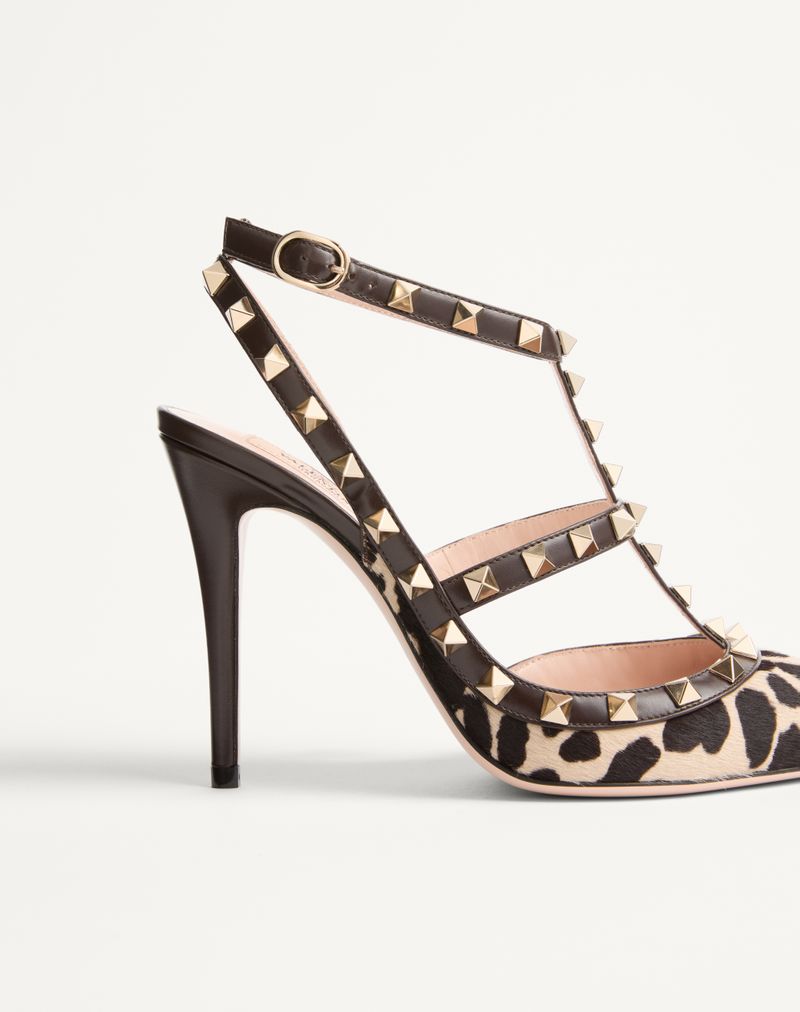 Sapatos de salto alto com tiras em couro de bezerro com efeito de pele de pônei e tachas Rockstud de 100 mm