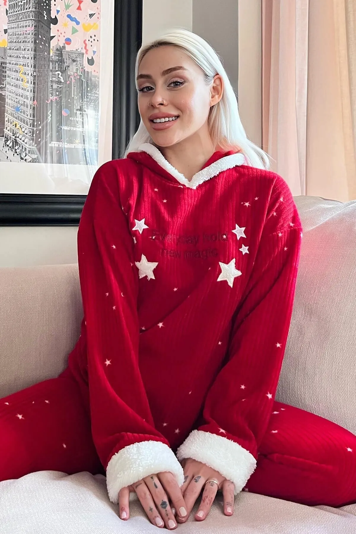 Pijamaevi  Roter Everyday Magic gemusterter Plüsch-Fleece-Pyjama mit Kapuze
