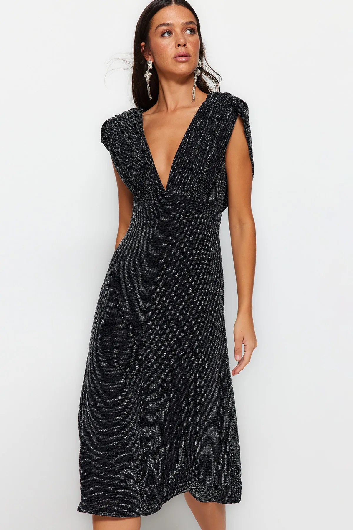 Trendyol Collection  Anthrazitfarbenes, glänzendes, elegantes Abendkleid mit offener Taille und Skaterfutter TPRSS23EL00503