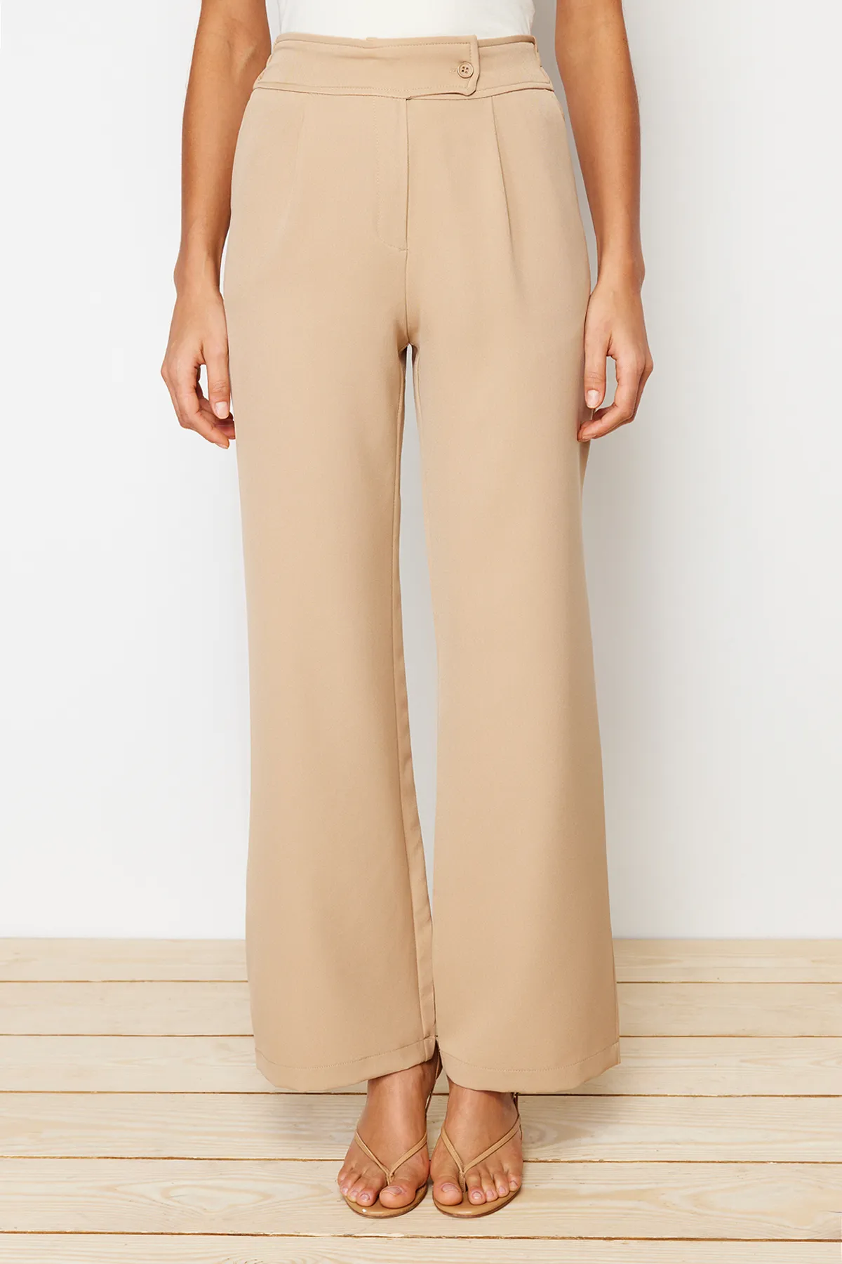 Trendyol Collection  Nerzfarbene, plissierte Hose mit weitem Bein und gewebtem Gürteldetail TWOSS24PL00060