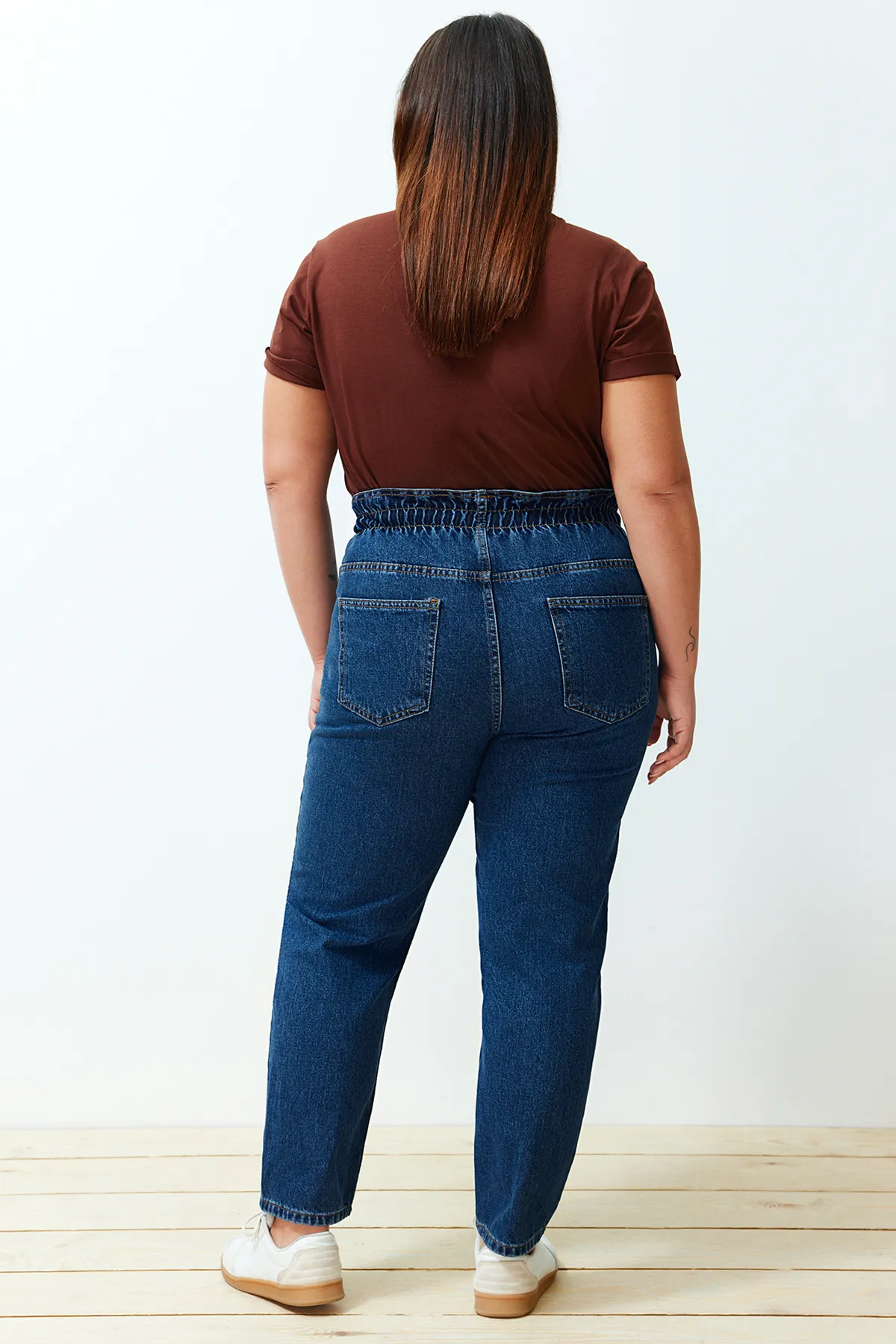 Trendyol Curve  Blaue Mom-Jeans mit hoher Taille und elastischem Bund TBBAW23JE00002