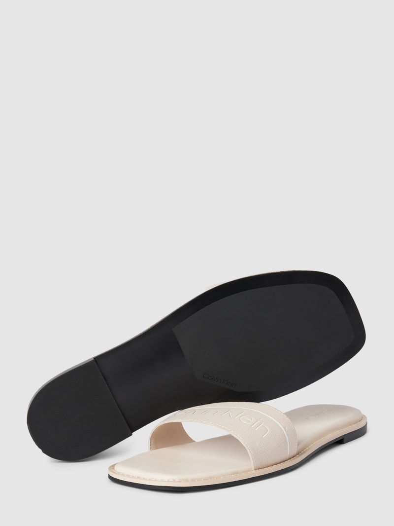 Slides mit Label-Details Modell 'SQUARED' in sand