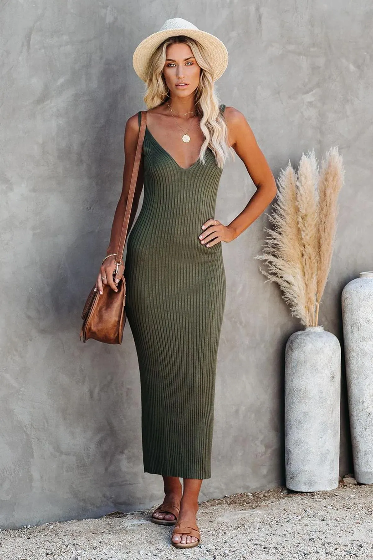 Madmext  Khakifarbenes, langes Strickkleid mit Trägern und V-Ausschnitt Mg1724