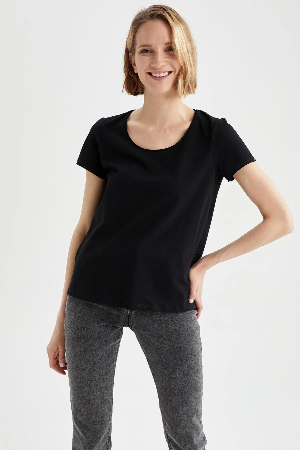 DeFacto  Kurzarm-T-Shirt aus 100 % Baumwolle mit normaler Passform und Rundhalsausschnitt