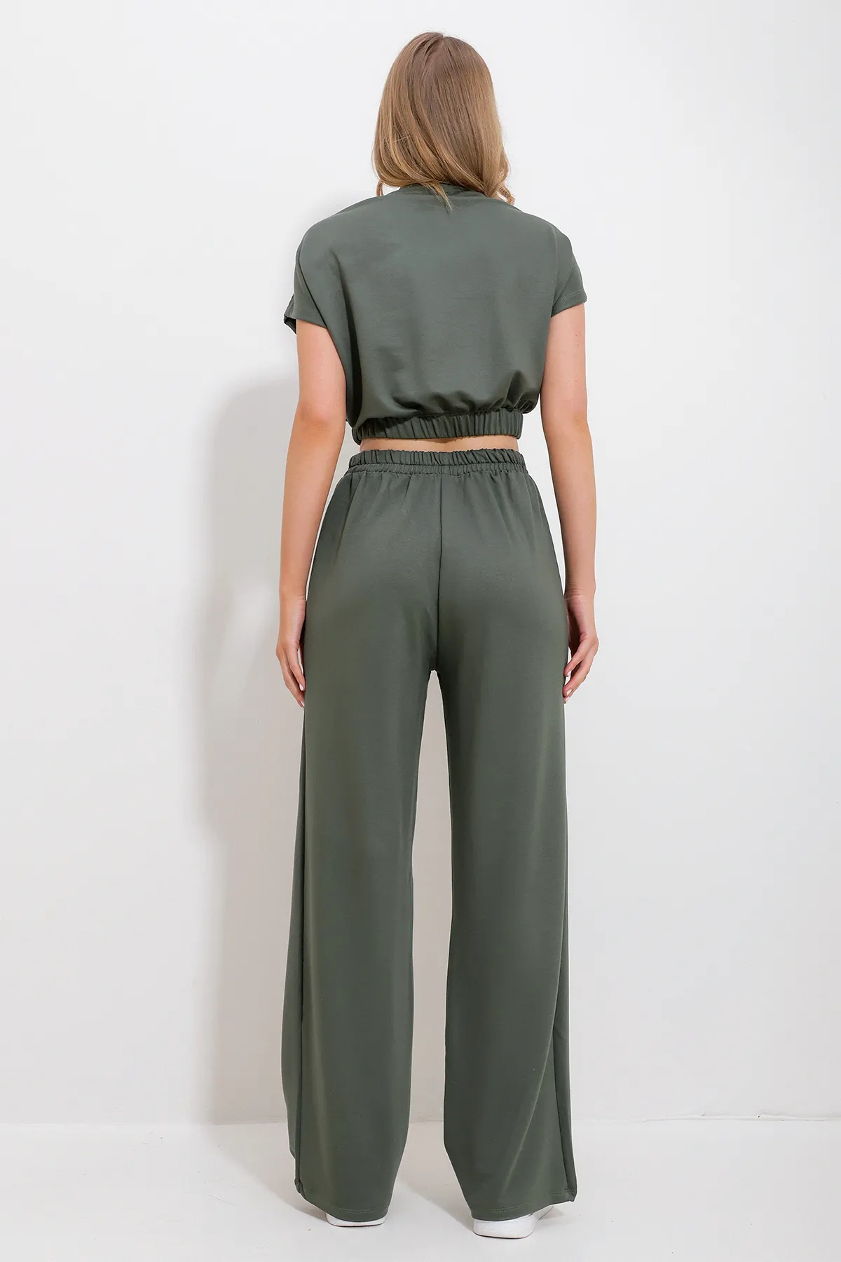 Trend Alaçatı Stili  Khakifarbenes Damen-Doppelset mit kurzer Bluse und Palazzo-Hose mit Rundhalsausschnitt und zwei Taschen ALC-X11895