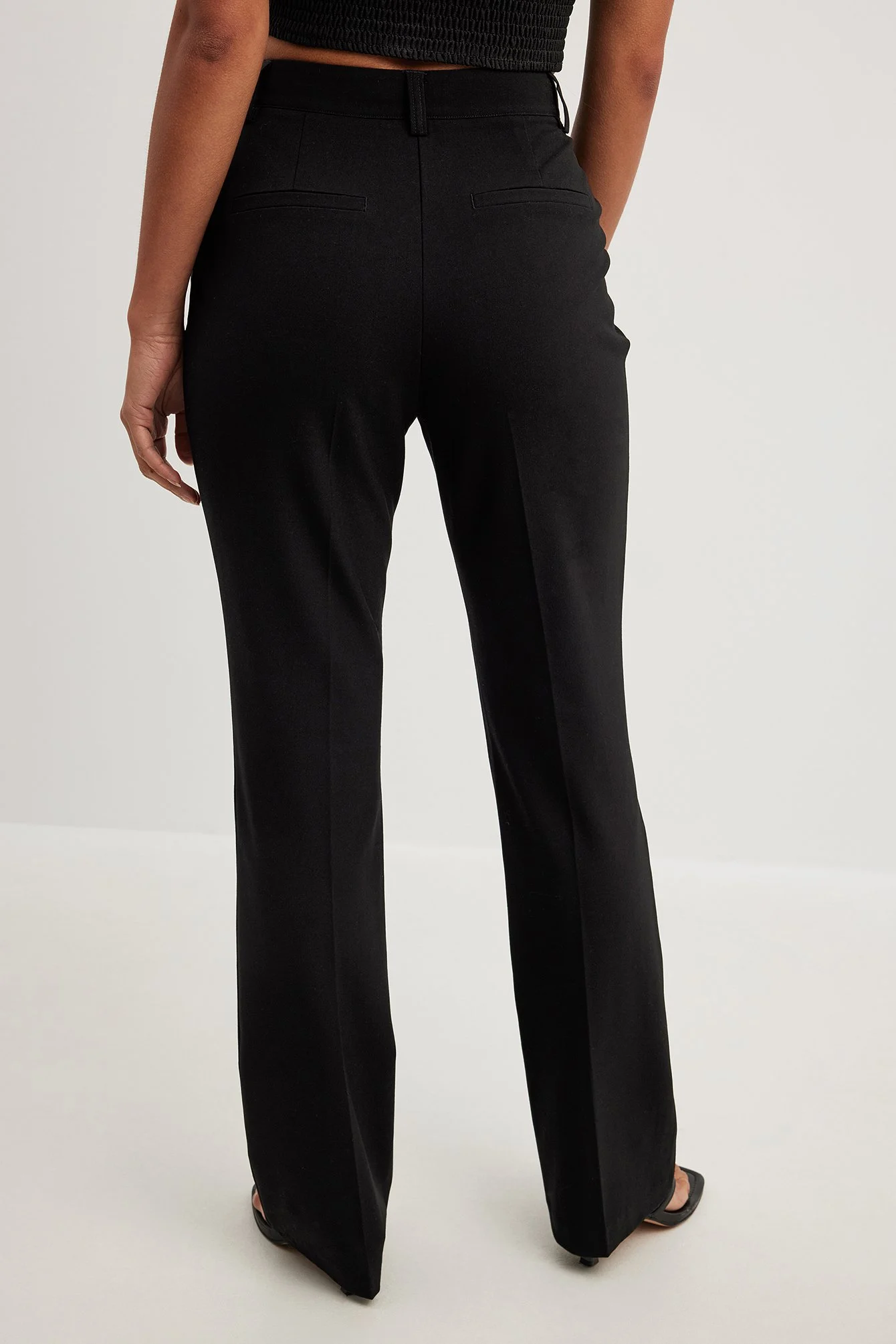 Enganliegende Schlaghose mit hoher Taille