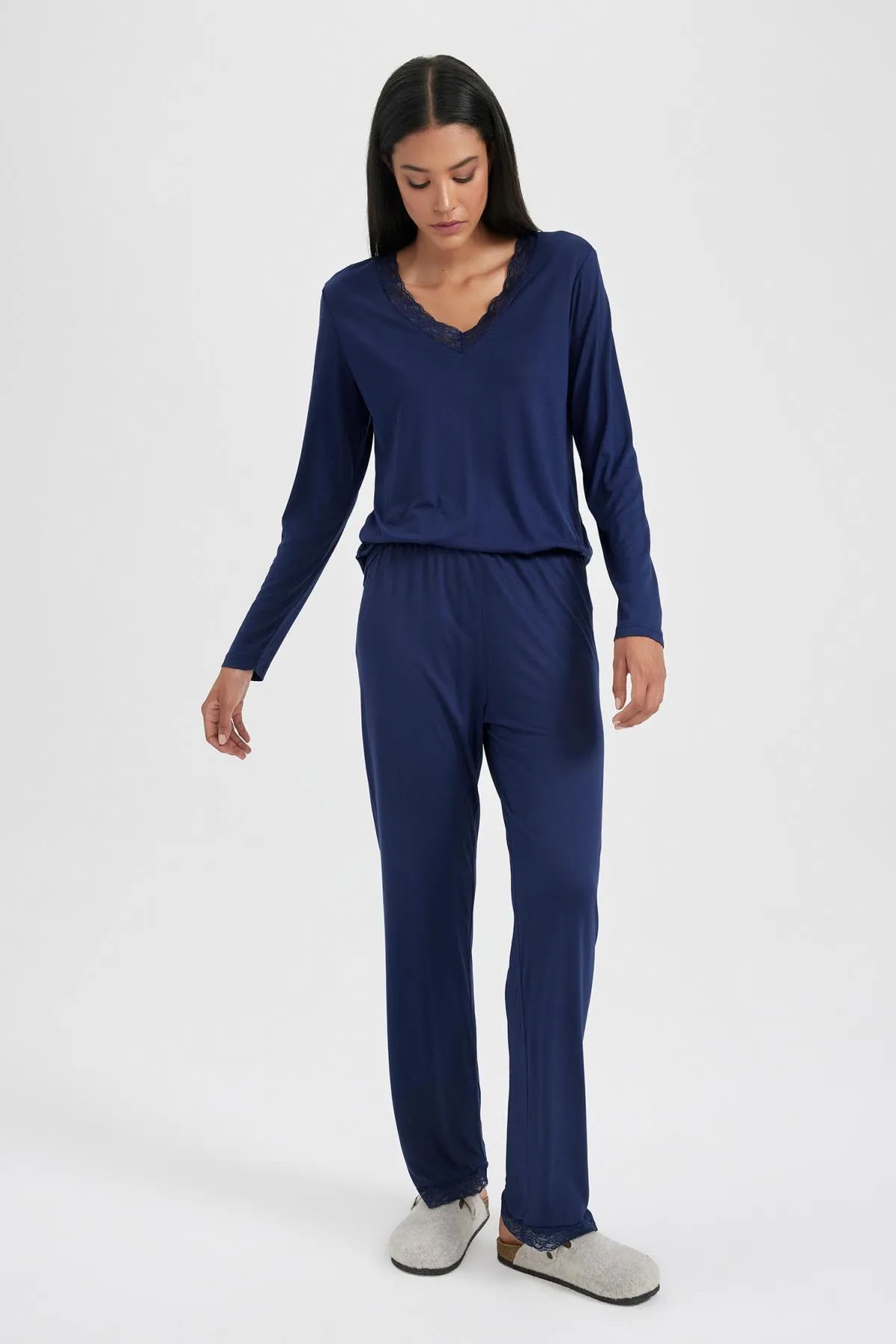 DeFacto  Verlieben Sie sich in ein Pyjama-Set aus Spitze mit V-Ausschnitt und langen Ärmeln