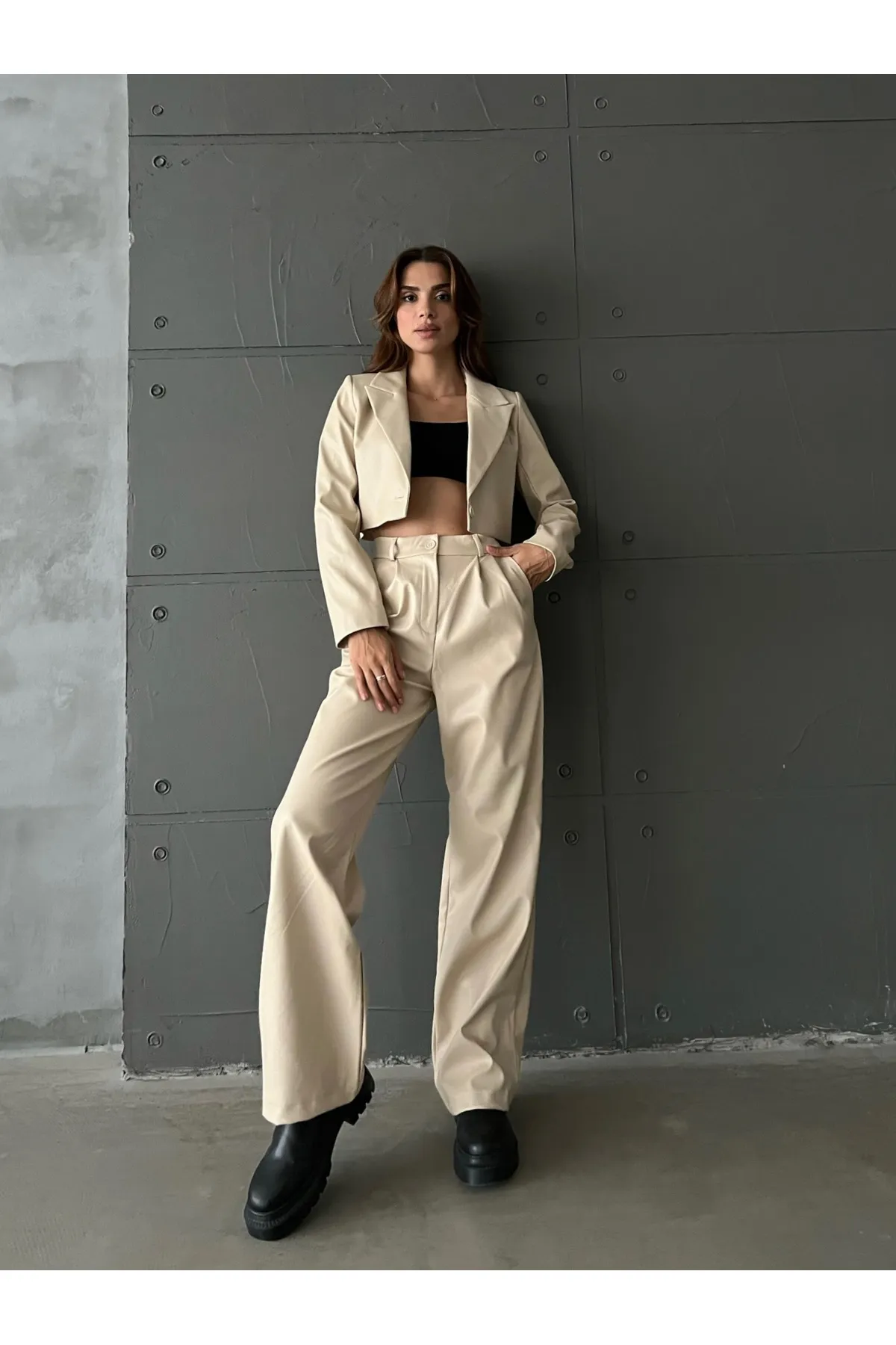 Laluvia  Cremefarbenes, kurz geschnittenes Leder-Blazer-, Jacken- und Hose-Set mit einem Knopf