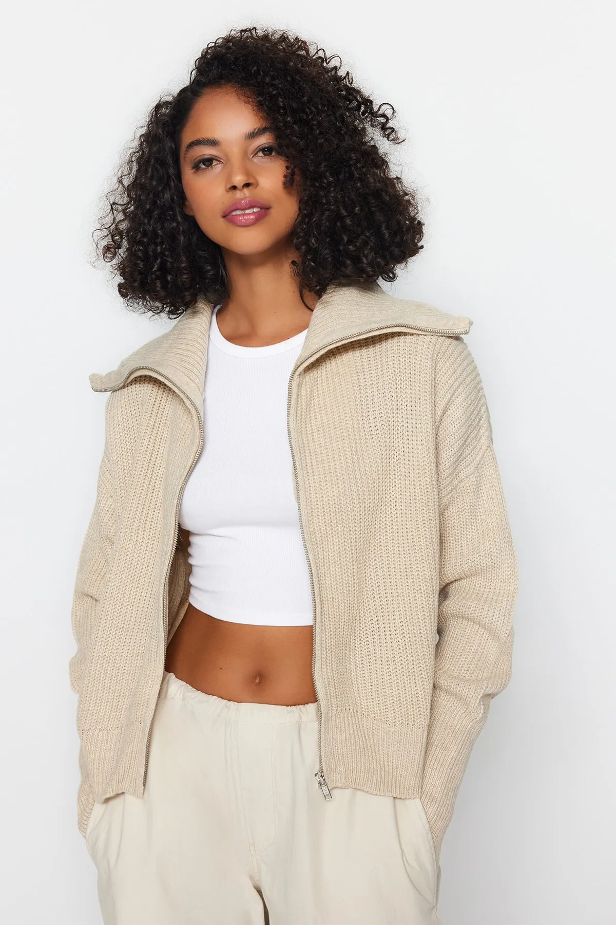 Trendyol Collection  Steinfarbener Strick-Cardigan mit Degaje-Kragen und Reißverschluss TWOAW24HI00072