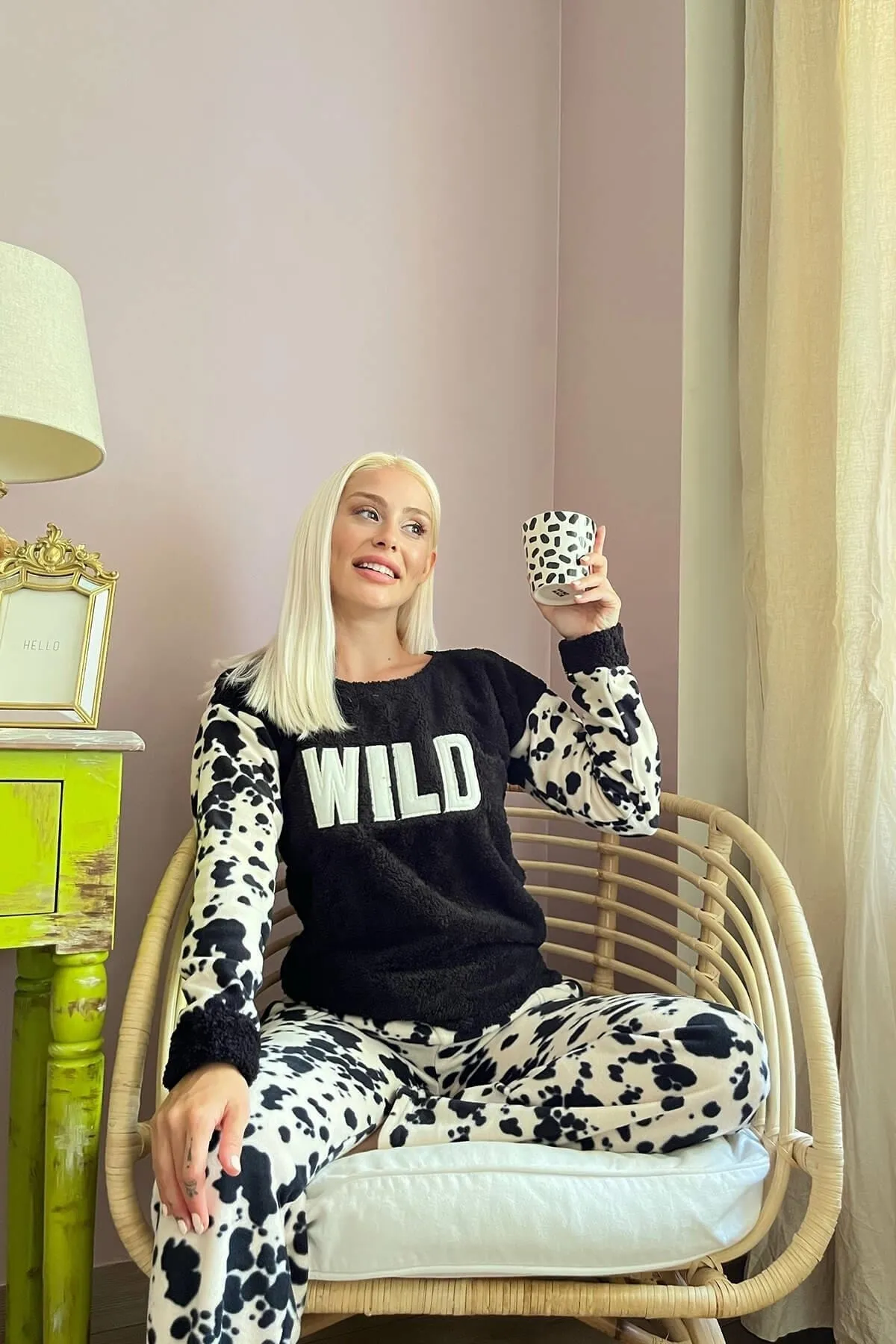 Pijamaevi  Schwarz geflecktes, wild gemustertes Plüsch-Pyjama-Set für Damen