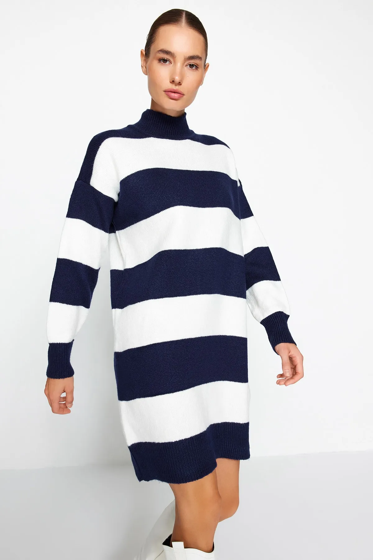 Trendyol Collection  Marineblaues Mini-Strickpulloverkleid mit hohem Kragen TWOAW24EL00059