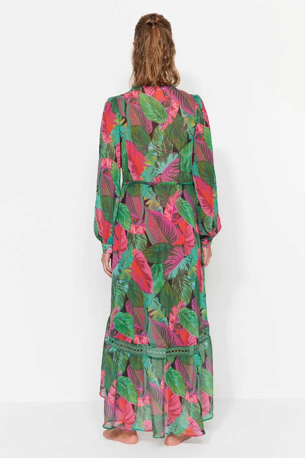 Trendyol Collection  Tropisch gemusterter Maxi-Kimono und Kaftan aus gestricktem Chiffon mit Streifen-Accessoires TBESS23KM00002