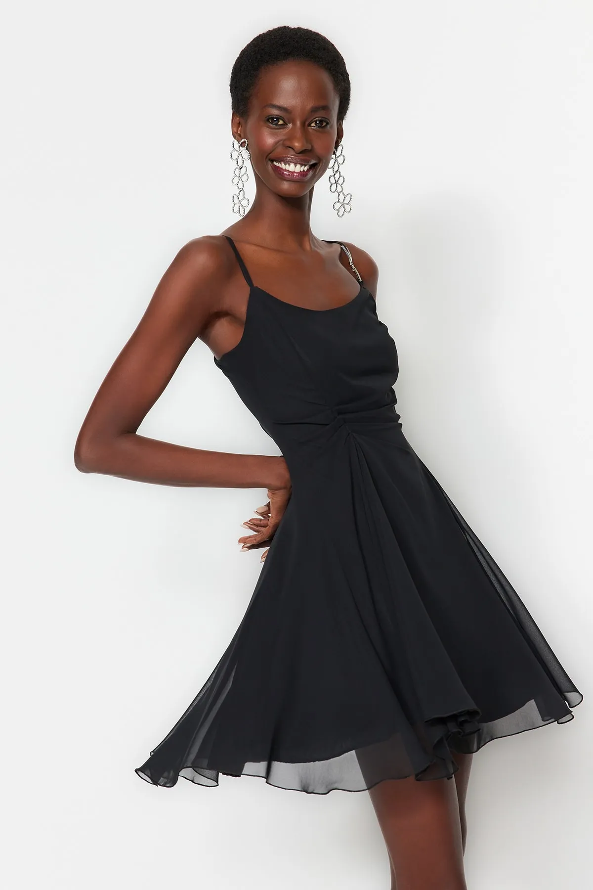 Trendyol Collection  Schwarzes Chiffon-Abendkleid mit offener Taille/Skater-Futter TPRSS23EL00033