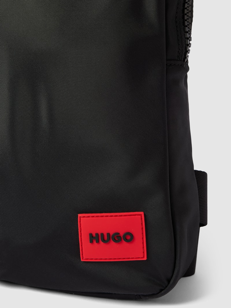 Umhängetasche mit Label-Patch Modell 'Ethon' in schwarz