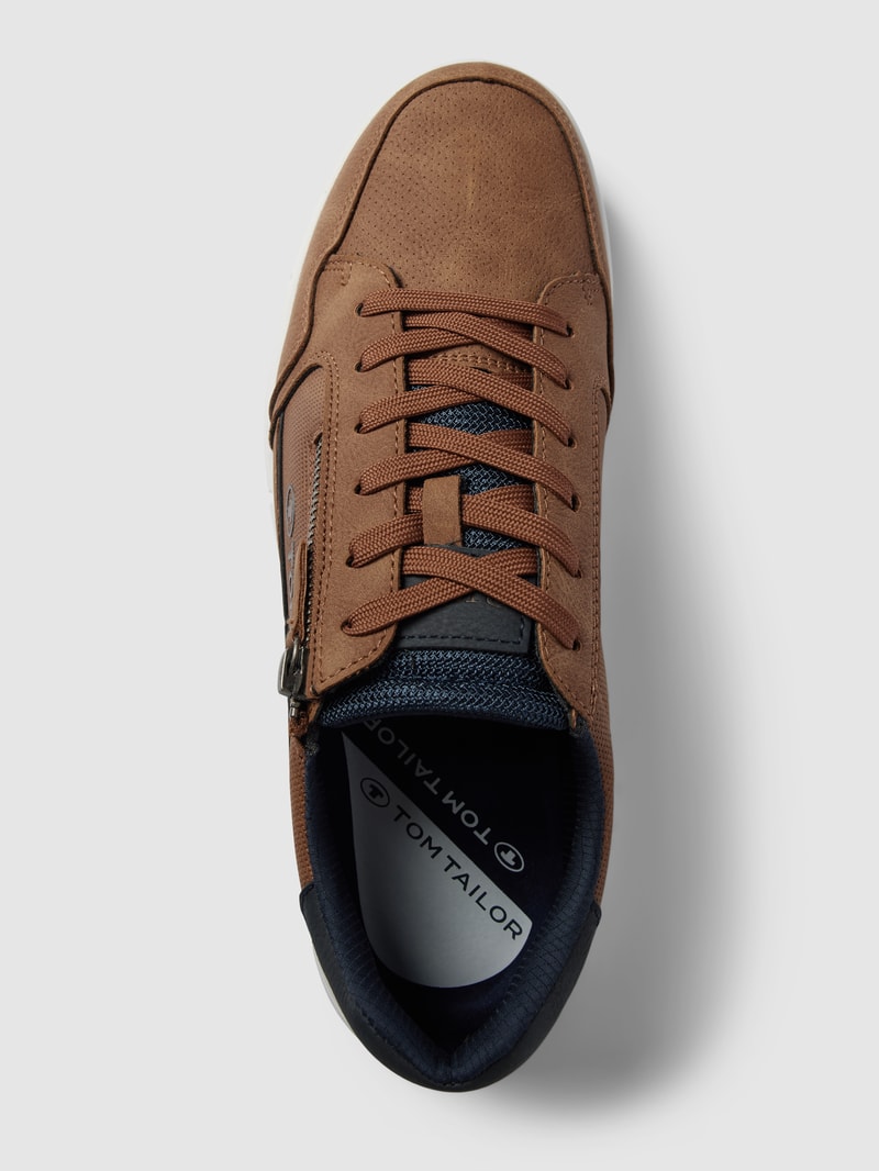 Sneaker mit Label-Details in cognac