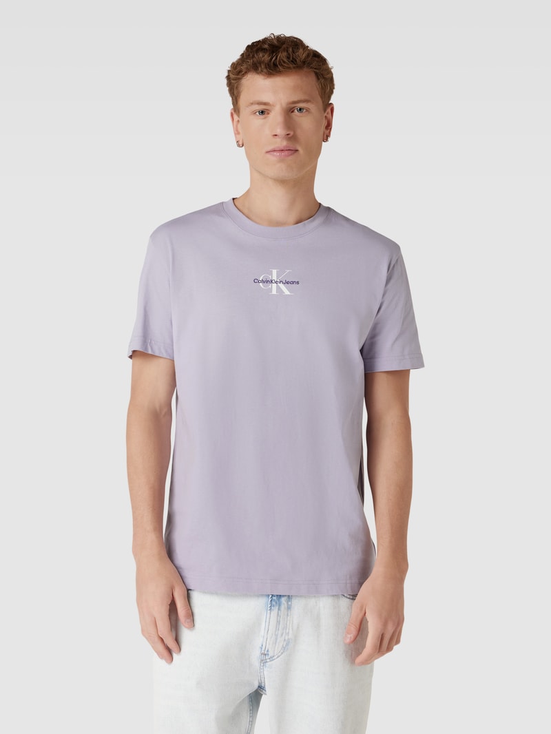 Regular Fit T-Shirt mit Label-Detail in lavendel