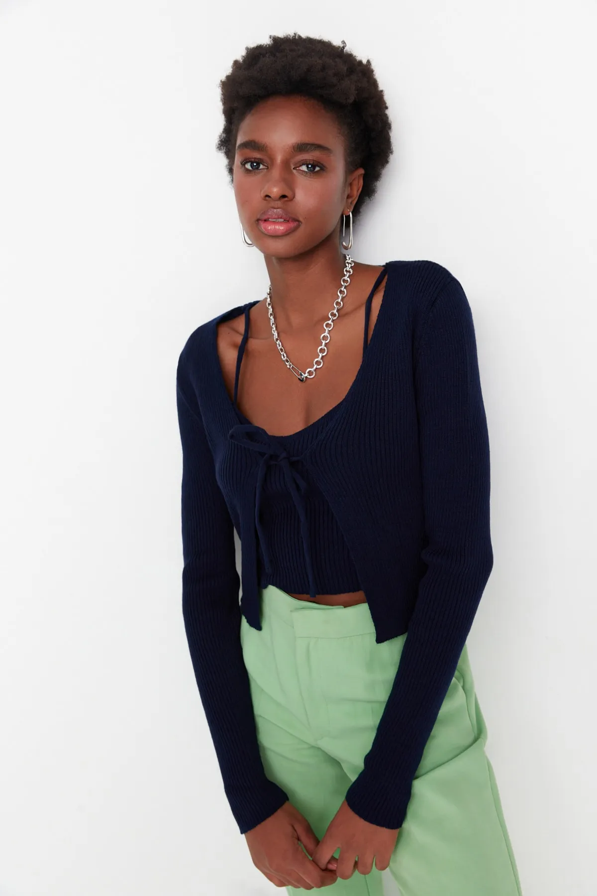 Trendyol Collection  Marineblaues, kurzes Strickset mit Bluse und Strickjacke zum Binden, Strickcardigan TWOSS21HI0002