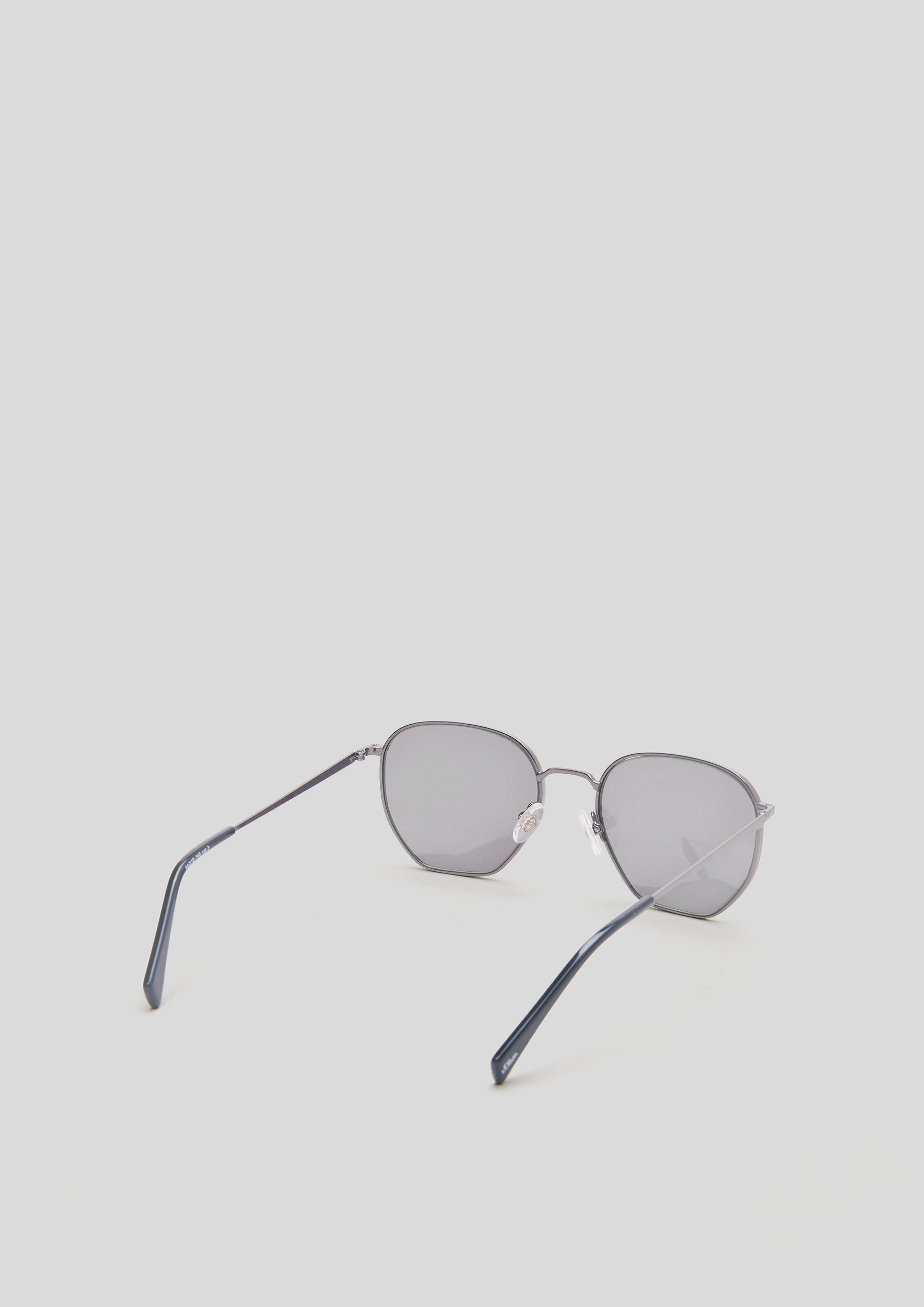 Sonnenbrille in modischer Form  143.120.141.98541-800