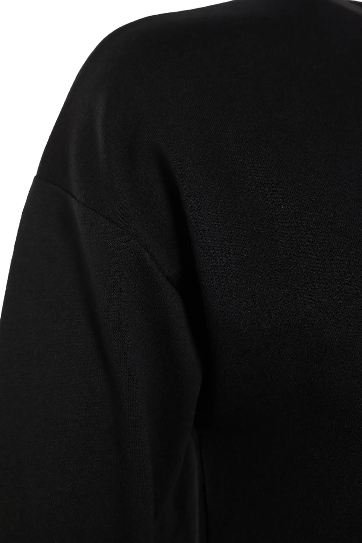 Trendyol Modest  Schwarzes Strickkleid mit Rundhalsausschnitt und Raffung TCTSS22EL00000