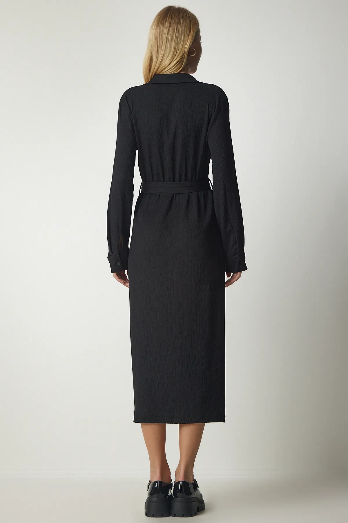 Happiness İstanbul  Schwarzes langes Hemdkleid mit Gürtel für Damen UB00187