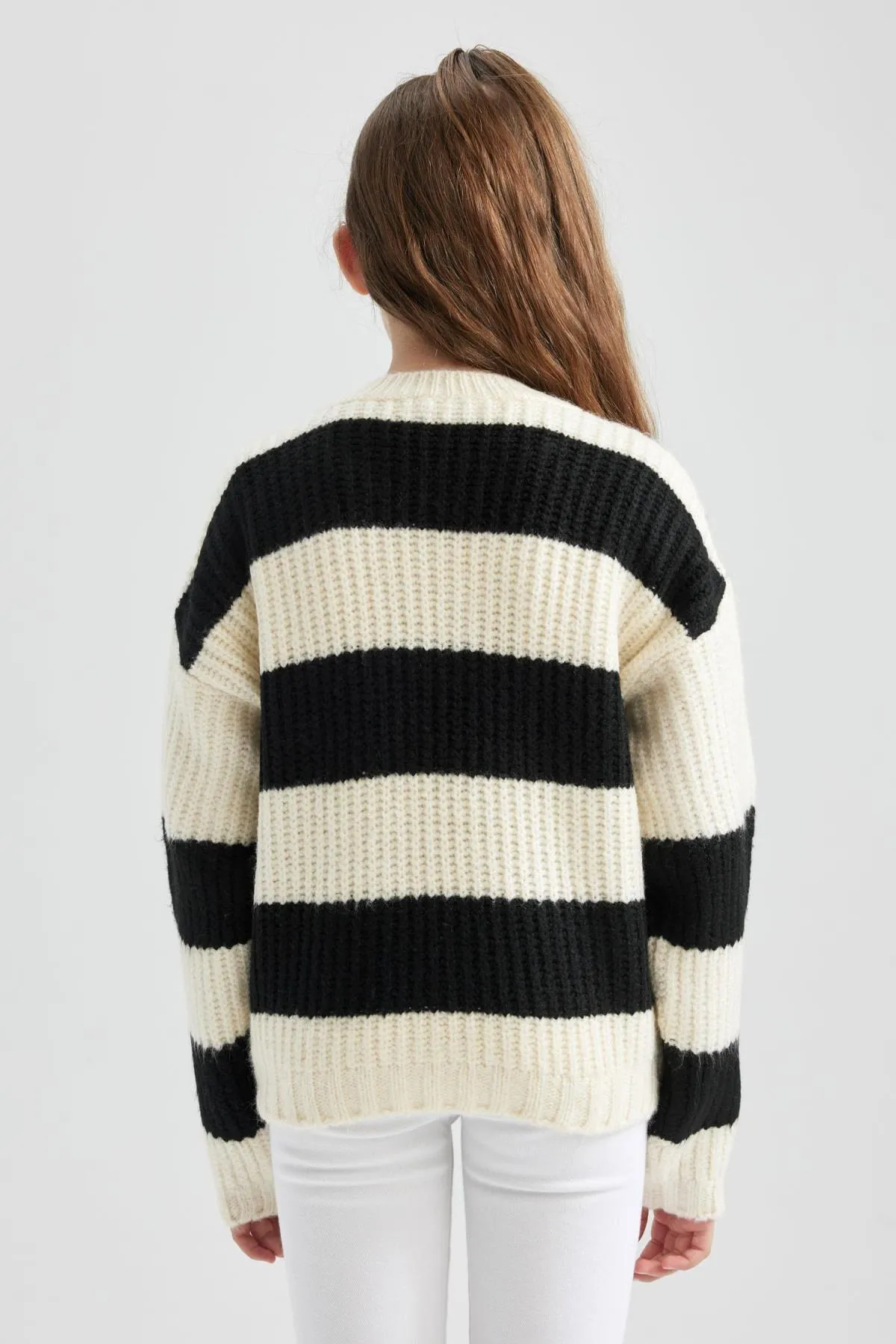 DeFacto  Mädchenpullover mit normaler Passform und Rundhalsausschnitt