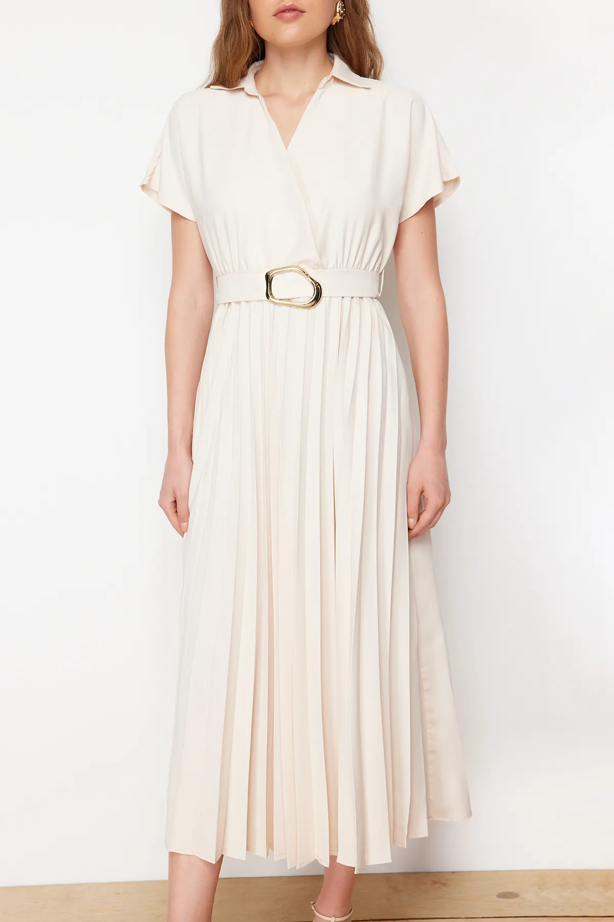 Trendyol Collection  Ecrufarbenes gewebtes Maxikleid mit Gürtelrock, zweireihigem Plisseekragen TWOSS24EL00622