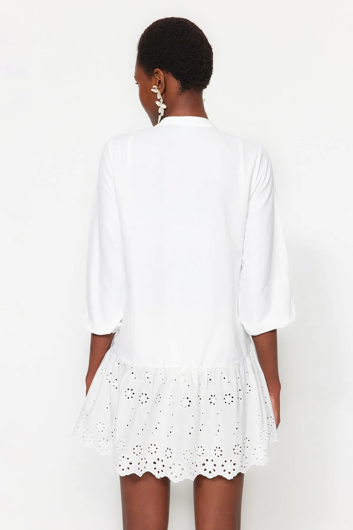 Trendyol Collection  Weißes Mini-Strandkleid mit gewebter Stickerei TBESS23EL00022