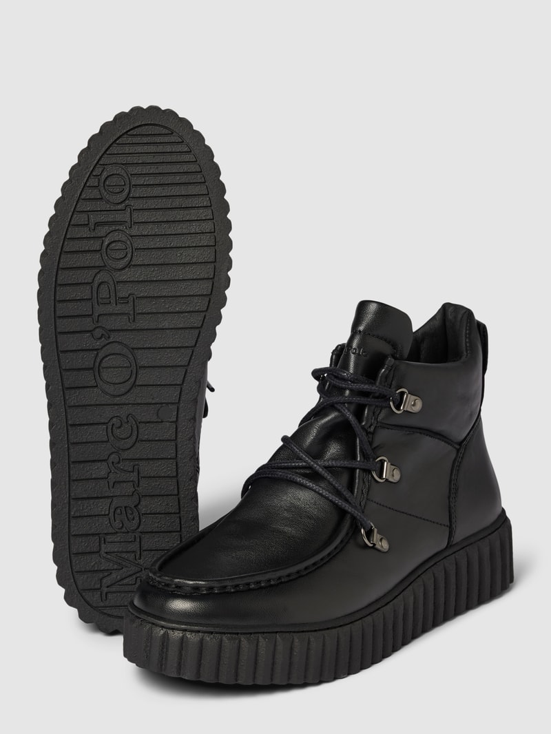 Schnürstiefel mit strukturierter Sohle in schwarz