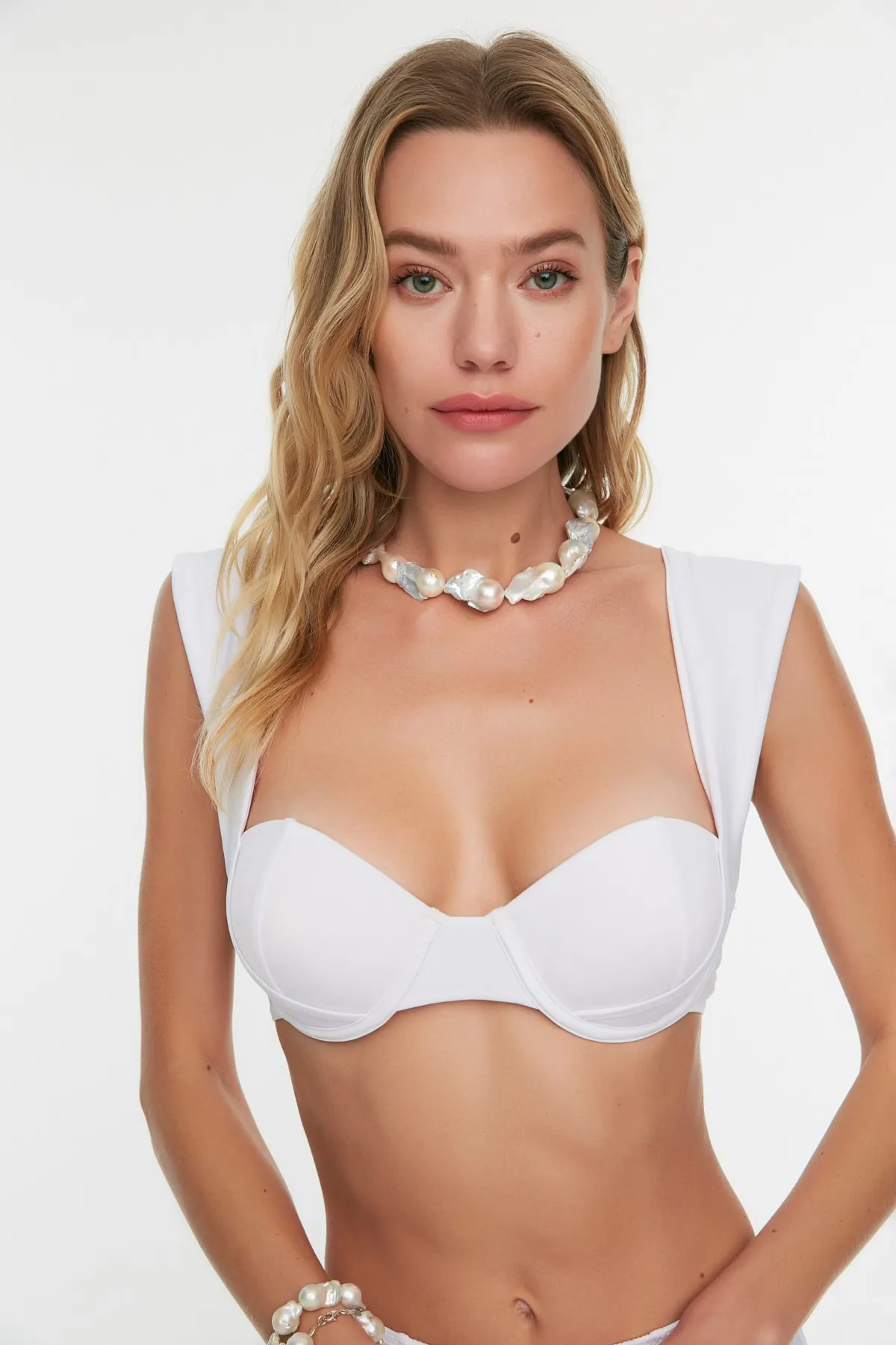 Trendyol Collection  Weißes Bikinioberteil mit dicken Trägern TBESS21BU0319