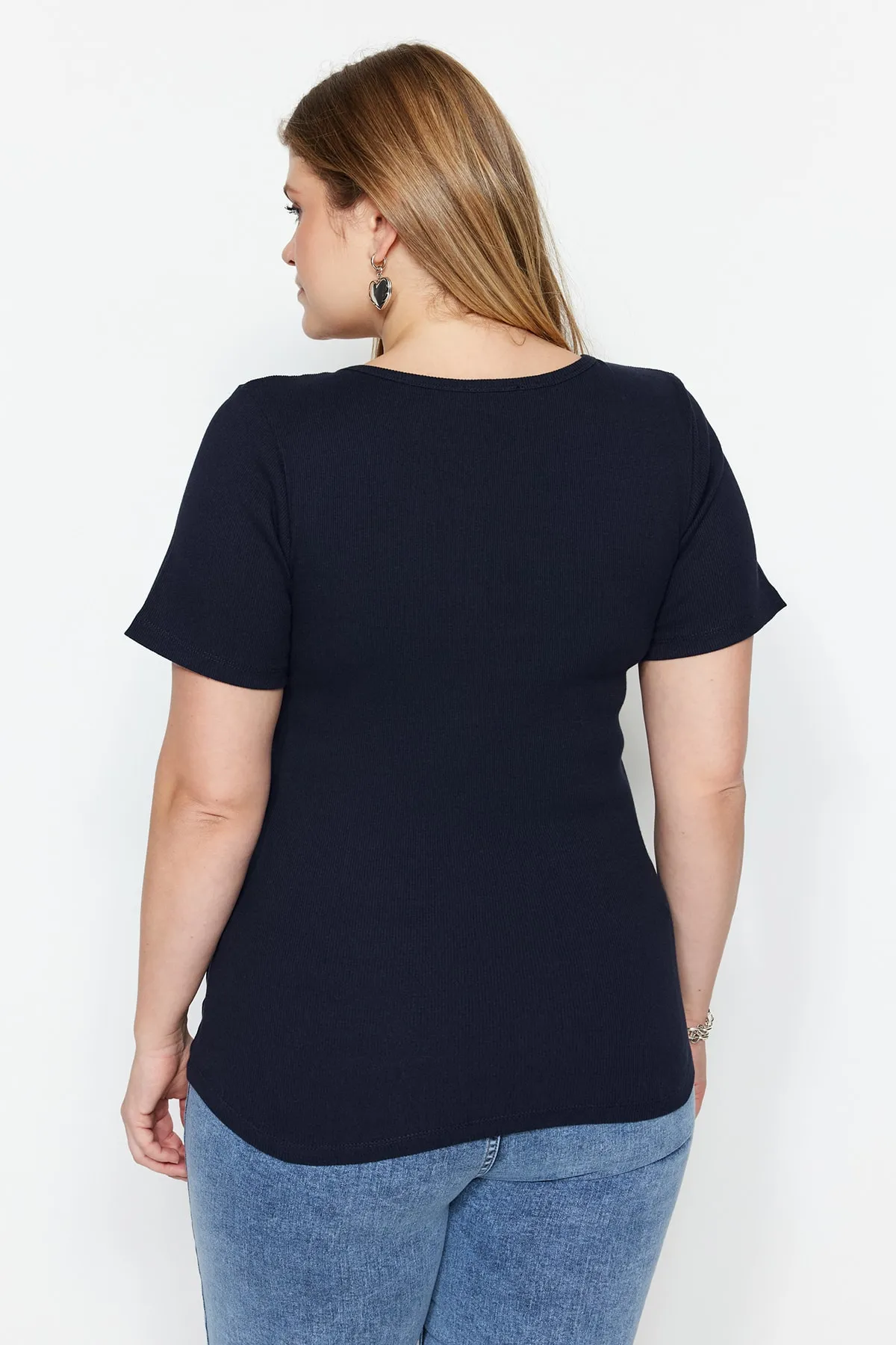 Trendyol Curve  Marineblaues, geripptes Strick-T-Shirt mit Kragen und detailliertem Kragen TBBSS23BF00012