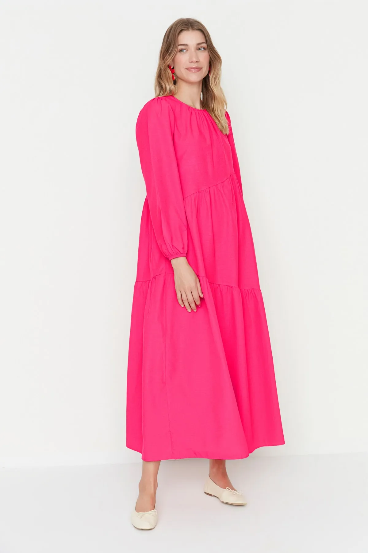 Trendyol Modest  Rotes, gewebtes Baumwollkleid mit weitem Schnitt und Raffung TCTSS21EL3470