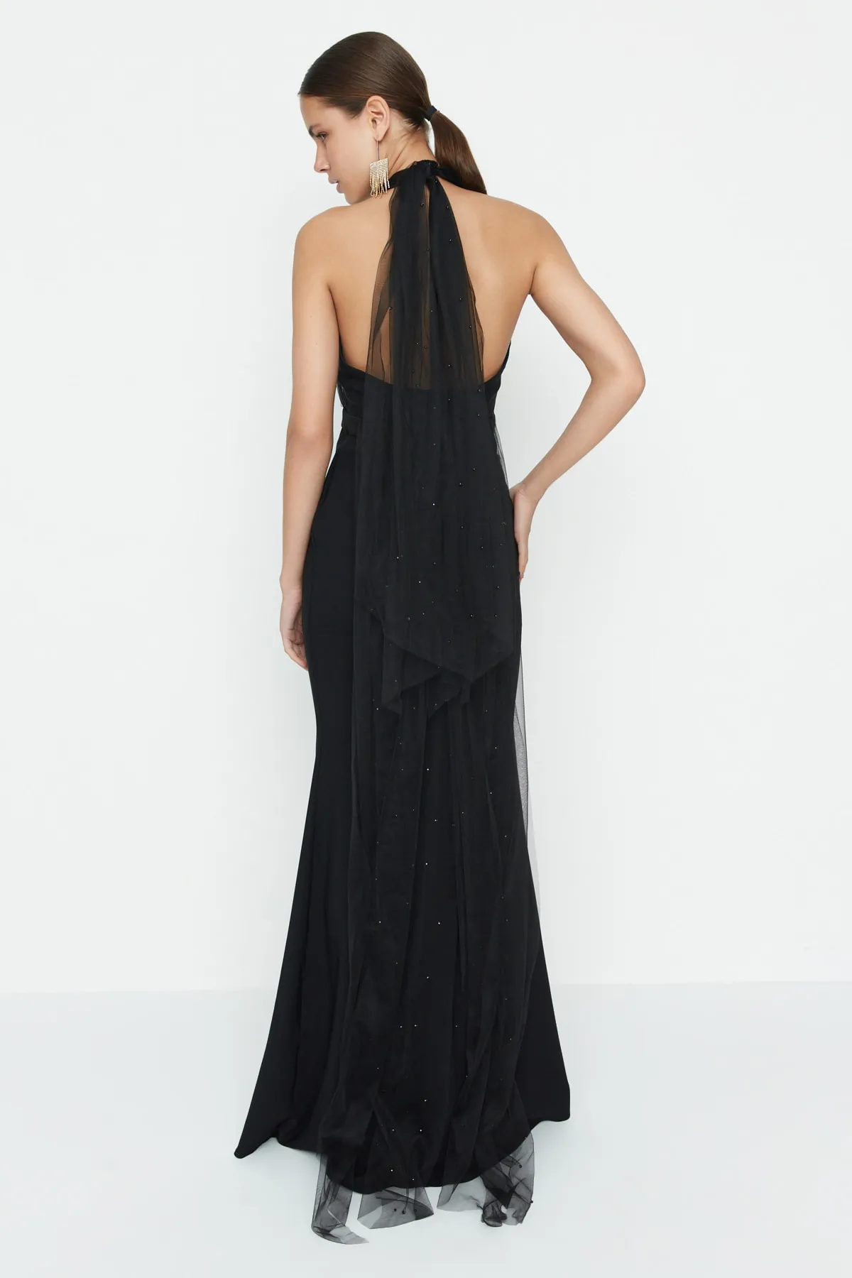 Trendyol Collection  Schwarzes, figurbetontes, gefüttertes, langes Abendkleid mit gewebten Accessoires TPRSS20AE0086