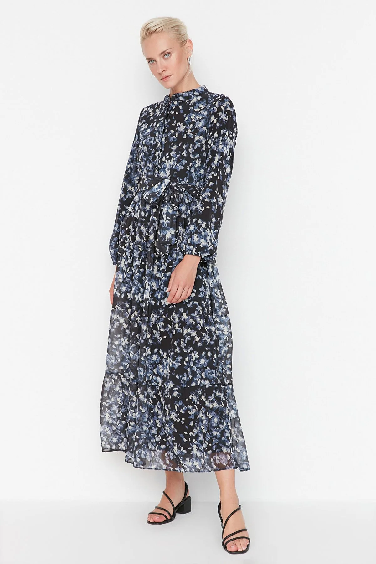 Trendyol Modest  Schwarzes, gefüttertes Chiffon-Kleid mit Blumenmuster, Schärpe und Detail TCTSS21EL3346
