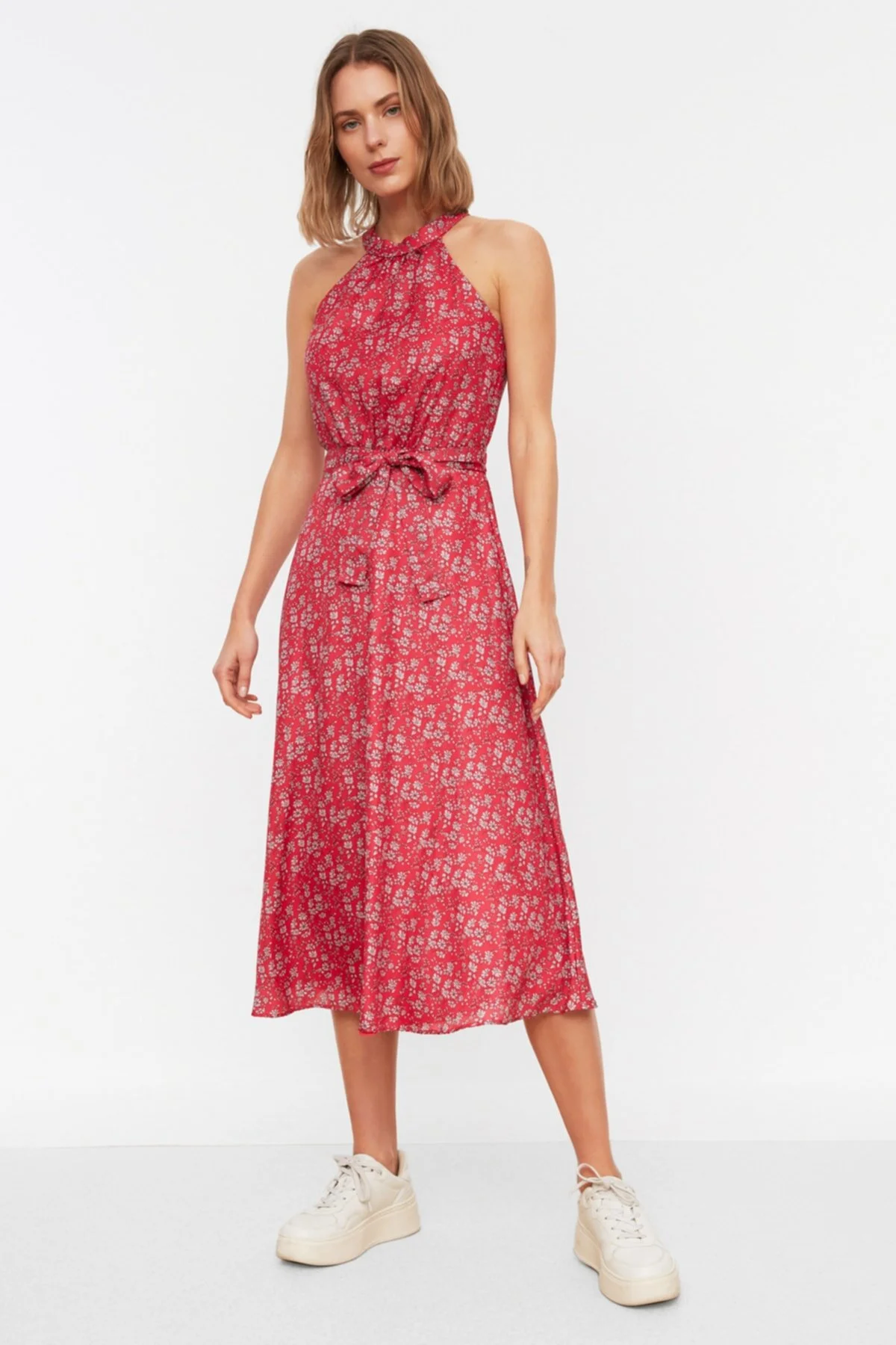 Trendyol Collection  Rosafarbenes, ärmelloses, gewebtes Kleid in A-Linie mit Gürtel und Neckholder und Blumendruck TWOSS20EL2536