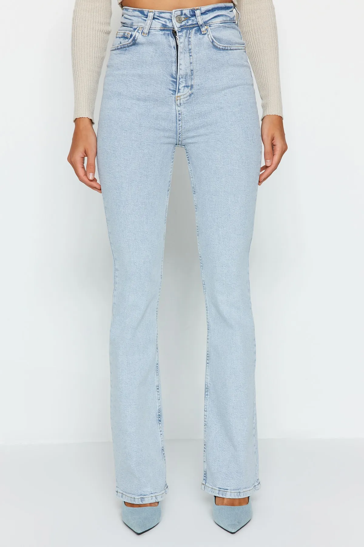 Trendyol Collection  Hellblaue Schlagjeans mit hoher Taille TWOAW24JE00083
