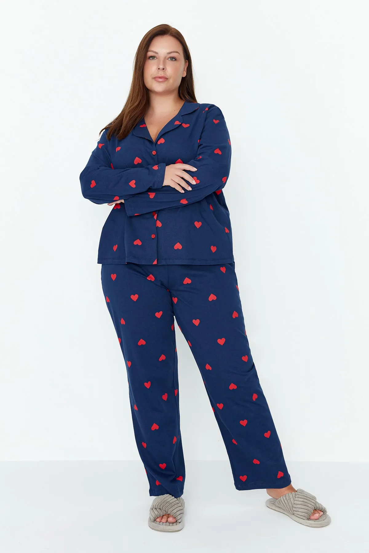 Trendyol Curve  Marineblaues Strick-Pyjama-Set mit Hemdkragen und Herzmuster TBBAW23AI00019