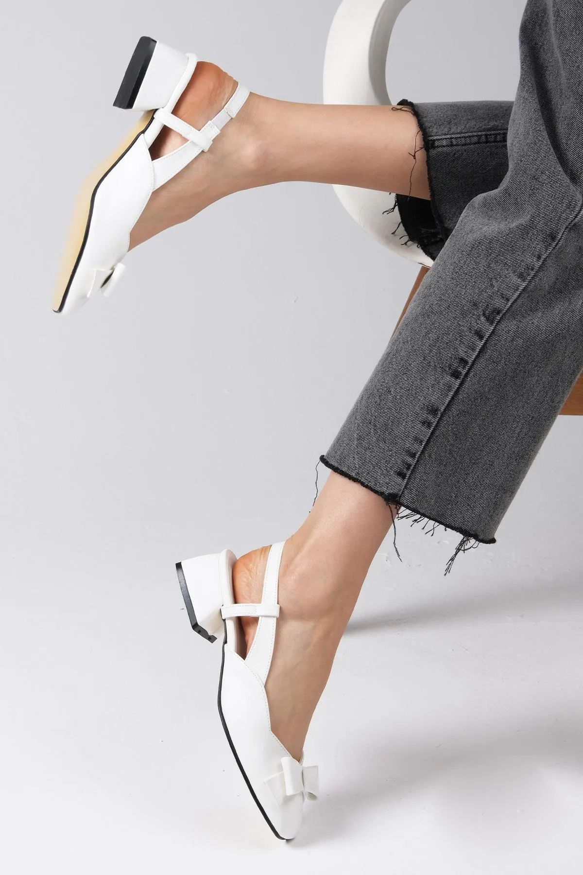 Mio Gusto  Billie Weiße Damen-Schuhe mit niedrigem Absatz und offenem Rücken und Schleife