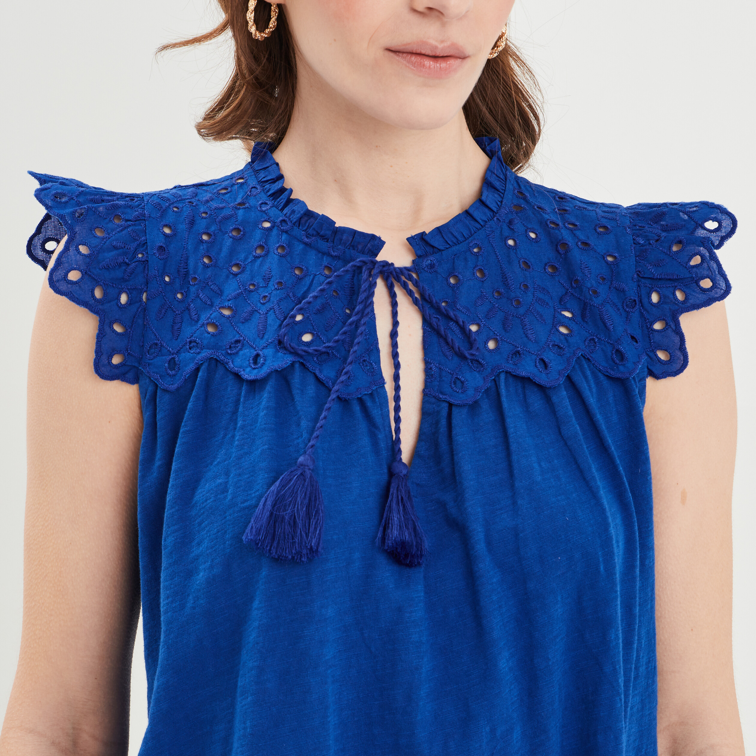 T-shirt broderie anglaise et cordons bleu electrique femme | La Halle